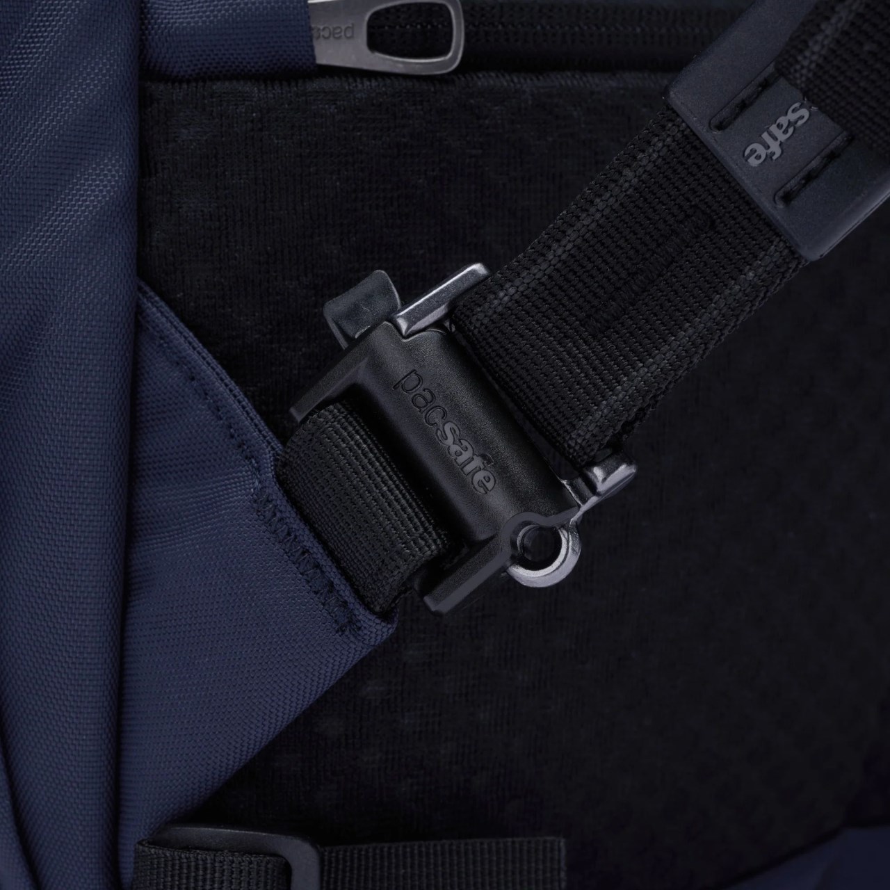Pacsafe V 16L anti-theft all-around backpack V 防盜旅行後背包 16L (多色) 