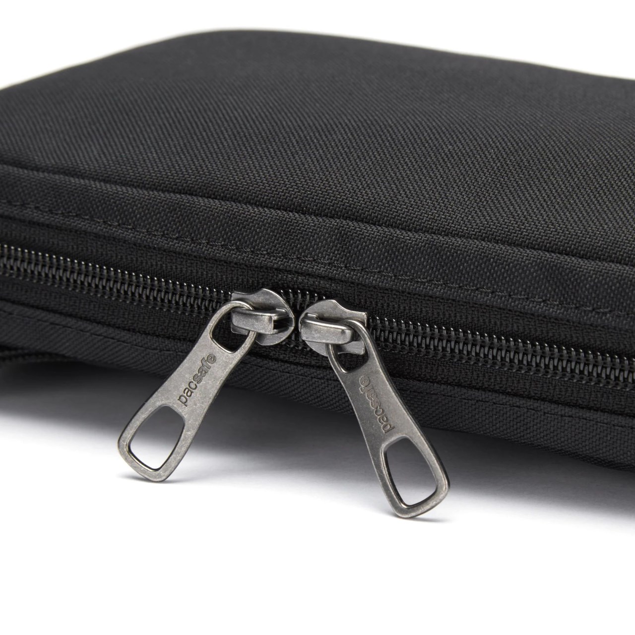 Pacsafe RFIDsafe™ RFID blocking tech crossbody RFIDsafe 多功能斜背小包 1L